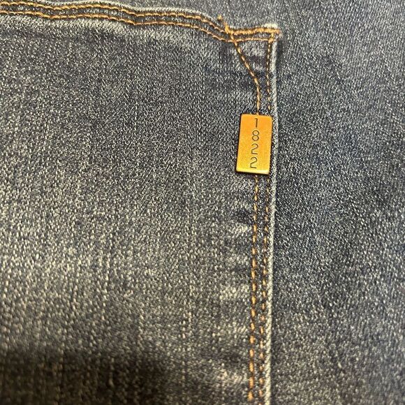 1822 Denim Blue Jean Shorts with Distressed Details - Picture 10 of 12